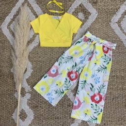 Ens. top jaune, collier et pantalon fleuri