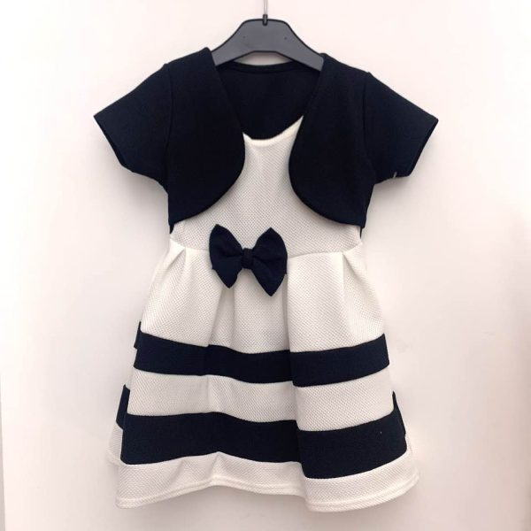 Robe blanche, boléro noir.