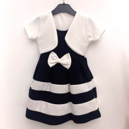 Robe noire, boléro blanc.