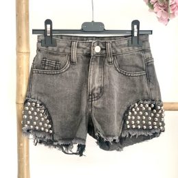 Short jeans noir clouté