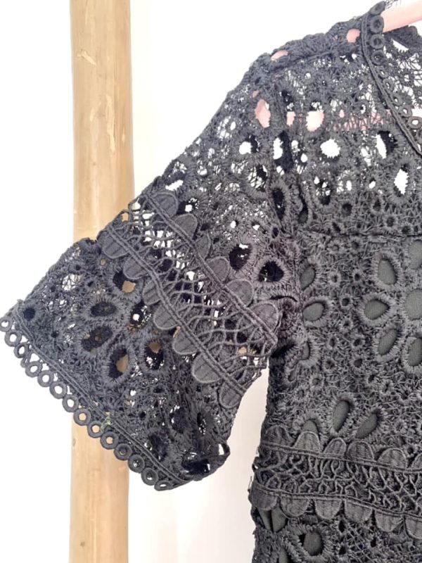 Robe dentelle demie manche noire – Image 4