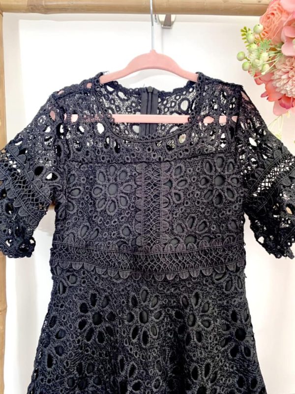 Robe dentelle demie manche noire – Image 3